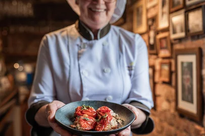 As histórias em volta do fogão e as receitas que passaram por gerações e mantêm viva acultura italiana são os elementos principais da obra “Afeto e Cozinha de Raiz: a força feminina namanutenção da cultura e memória italiana”, que acaba de ser lançada e pode ser adquiridagratuitamente em formato digital.A publicação reúne 20 receitas de família e as histórias de 12 mulheres descendentes deimigrantes italianos. Na foto, Odete Bettu.<!-- NICAID(16217460) -->