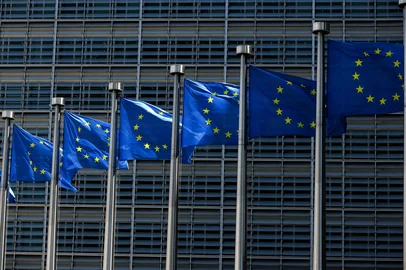 Bandeiras da União Europeia hasteadas do lado de fora do prédio da Comissão Europeia em Bruxelas, em 16 de junho de 2022. (Foto de Kenzo TRIBOUILLARD / AFP)<!-- NICAID(15129001) -->