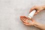 Applying white talcum powder on hand. Skin care cosmetic*A PEDIDO DE ELANA MAZON* Applying white talcum powder on hand. Skin care cosmetic. - Foto: 9dreamstudio/stock.adobe.comFonte: 519612625<!-- NICAID(15173583) -->