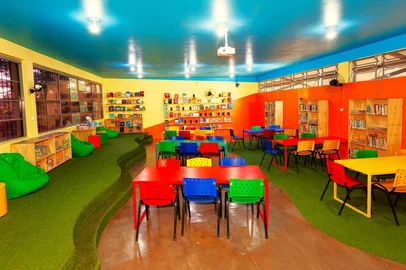 Duas escolas municipais de Bento Gonçalves receberão suas bibliotecas revitalizadas nesta quinta (16) e sexta-feira (17) a partir do Projeto Bi-Bi: Caminhos da Alfabetização. A Escola Municipal de Ensino Fundamental (Emef) General Rondon, no bairro Barracão e a Emef Princesa Isabel, no bairro Vila Nova, tiveram seus espaços renovados e acervos selecionados com cerca de 200 obras. <!-- NICAID(16327285) -->