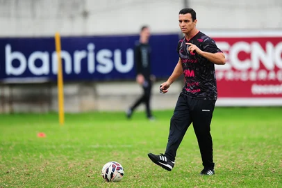 CAXIAS DO SUL, RS, BRASIL, 24/04/2025. Primeiro treino do novo técnico do Caxias, Júnior Rocha,  no CT Baixada Rubra Vanderlei Bersaghi. A SER Caxias está disputando a série C do Campeonato Brasileiro 2025. (Porthus Junior/Agência RBS)Indexador: BTK                             <!-- NICAID(16023733) -->