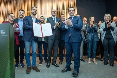 07.07.2023 - Assinatura da privatização da Corsan07.07.2023 - PORTO ALEGRE, RS, BRASIL - Governo do Estado e Aegea assinam o contrato de venda da Corsan para a iniciativa privada. O ato ocorreu na Sala R1, no Palácio Piratini.Fotos: Maurício Tonetto / Secom