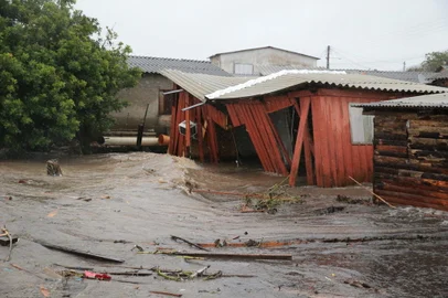 Tapes,  RS, BRASIL, 26/09/2023- Chuva - Vila dos pescadores em Tapes. Foto: Ronaldo Bernardi / Agencia RBS<!-- NICAID(15551350) -->