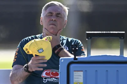 MAURO PIMENTEL / AFP Brazil's Italian head coach Carlo Ancelotti puts on sunscreen lotion during a training session at Columbia Park Training Facility in Morristown, New Jersey, on June 8, 2026, ahead of the FIFA 2026 World Cup. (Photo by MAURO PIMENTEL / AFP)<!-- NICAID(16302944) -->