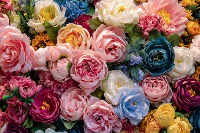 A vibrant tapestry of assorted artificial flowers in a lush and colorful floral arrangementA densely packed, close-up view of numerous artificial flowers in a variety of colors and bloom stages, creating a rich and textured display.Fonte: 1645829919<!-- NICAID(16124490) -->