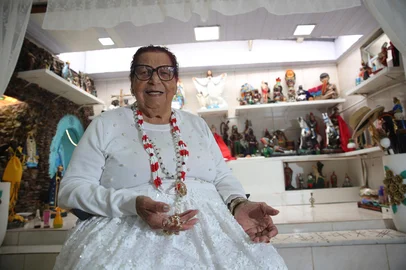 CAXIAS DO SUL, RS, BRASIL, 23/04/2025. Aos 93 anos, Cecília Modesto se orgulha da vida dedicada à mediunidade. Há mais de 50 anos, seu terreiro no bairro Cruzeiro é sinônimo de acolhimento à comunidade. (Porthus Junior/Agência RBS)<!-- NICAID(16022670) -->
