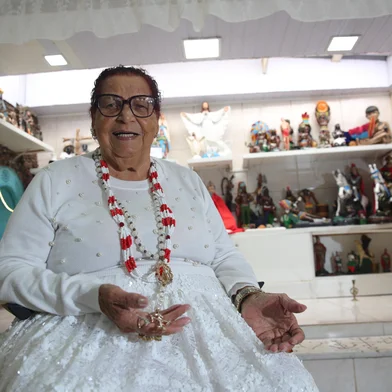 CAXIAS DO SUL, RS, BRASIL, 23/04/2025. Aos 93 anos, Cecília Modesto se orgulha da vida dedicada à mediunidade. Há mais de 50 anos, seu terreiro no bairro Cruzeiro é sinônimo de acolhimento à comunidade. (Porthus Junior/Agência RBS)<!-- NICAID(16022670) -->