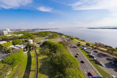 PORTO ALEGRE, RS, BRASIL, 06-01-2015: A prefeitura inicia obras de revitalização na região. Tapumes devem ser colocados sobre o meio-fia da Av. Edvaldo Pereira Paiva para isolar toda a margem entre Usina do Gasômetro e Rótula das Cuias. (Foto: Omar Freitas / Agência RBS)<!-- NICAID(11733333) -->