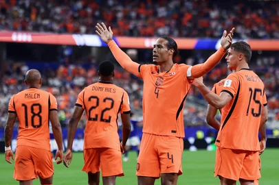 Netherlands' defender #04 Virgil van Dijk (C) celebrates  after scoring the opening goal during the 2026 World Cup Group F football match between the Netherlands and Japan at the Dallas Stadium in Arlington on June 14, 2026.  (Photo by Aric Becker / AFP)Editoria: SPOLocal: ArlingtonIndexador: ARIC BECKERSecao: world championshipFonte: AFPFotógrafo: STR<!-- NICAID(16306331) -->