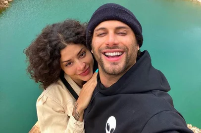 Aline Campos e Jesus Luz iniciaram o namoro em junho de 2022, 13 dias após o modelo anunciar o divórcio com a DJ Carol Ramiro, com quem tem a filha Malena, cinco anos.<!-- NICAID(15260570) -->