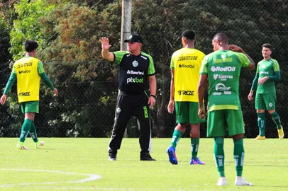 CAXIAS DO SUL, RS, BRASIL, 27/01/2023. Treino do Juventude  no Centro de Formação de Atletas e Cidadãos (Cfac). Na foto, técnico Celso Roth (C). (Porthus Junior/Agência RBS)Indexador:                                 <!-- NICAID(15333685) -->
