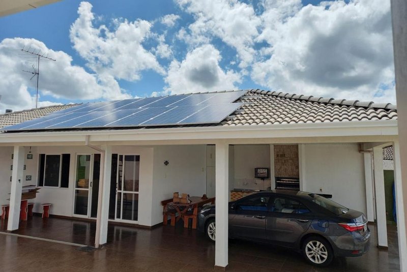 Sistema de energia solar instalado pela empresa caxiense MATV SUL em uma residência de Venâncio Aires.<!-- NICAID(14892292) -->