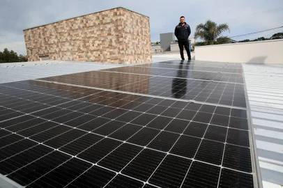 CAXIAS DO SUL, RS, BRASIL, 14/05/2021 -  Fotos de Anderson Gabana em uma obra onde ele instalou energia solar. Pauta sobre pessoas que buscaram qualificação profissional durante a pandemia. No caso do Anderson, ele instalava ar-condicionado, mas com a crise, fez curso de instalação de energia solar para ter mais opções de trabalho. (Marcelo Casagrande/Agência RBS)<!-- NICAID(14783686) -->