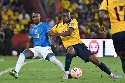 Brazil's forward #10 Vinicius Jr and Ecuador's defender #04 Joel Ordonez fight for the ball during the 2026 FIFA World Cup South American qualifiers football match between Ecuador and Brazil at the Monumental Banco Pichincha stadium in Guayaquil, province of Guayas, Ecuador on June 5, 2025. (Photo by MARCOS PIN / AFP)Editoria: SPOLocal: GuayaquilIndexador: MARCOS PINSecao: soccerFonte: AFPFotógrafo: STR<!-- NICAID(16053691) -->