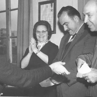 Solenidade escolar com a presença da professora Ester Troian Benvenutti (ao fundo, de óculos), o prefeito Armando Biazus (ao centro) e o professor e radialista Nestor Gollo (à direita)<!-- NICAID(11237037) -->