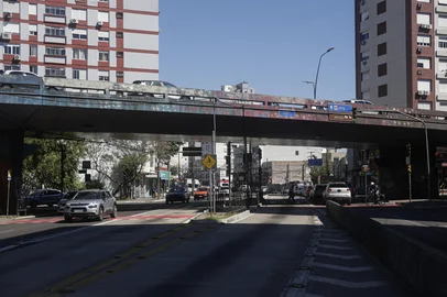 PORTO ALEGRE, RS, BRASIL, 29-09-2025: Situação do Viaduto Tiradentes. Editais para adoção dos viadutos Imperatriz Leopoldina e Tiradentes devem ser publicados nesta segunda-feira (29). As empresas que vencerem a disputa poderão explorar comercialmente os espaços sem pagamento de aluguel, mas precisam manter o local limpo e iluminado. Foto: Mateus Bruxel/Agência RBSIndexador: MATEUS BRUXEL<!-- NICAID(16135066) -->