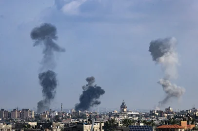 Smoke billows during Israeli bombardment of Khan Yunis in the southern Gaza Strip, on October 18, 2023, amid ongoing battles between Israel and the Palestinian group Hamas. US President Joe Bidden landed in Tel Aviv on October 18 as Middle East anger flared after hundreds were killed in a hospital strike in war-torn Gaza, for which Israel and the Palestinians immediately traded blame. (Photo by SAID KHATIB / AFP)Editoria: WARLocal: RafahIndexador: SAID KHATIBSecao: armed conflictFonte: AFPFotógrafo: STF<!-- NICAID(15571898) -->