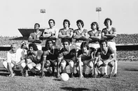 CRÉDITO: PORTO ALEGRE, RS, BRASIL. 14/12/1975 (LUIZ ÁVILA - AGÊNCIA RBS)Partida pelo Campeonato Brasileiro de 1975Internacional 1 X 0 CruzeiroFoto posadaEm pé: Valdir, Manga, Figueroa, Hermínio, Chico Fraga e Falcão. Agachados: massagista Moura, Valdomiro, Caçapava, Flávio, Paulo César e Lula. *OBS CDI:#Caixa: 667#Pasta: 532920#Envelope: 111683<!-- NICAID(10633562) -->