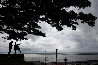 PORTO ALEGRE, RS, BRASIL, BRASIL, 30-01-2026: CLIMA. Área de baixa pressão mantém nuvens carregadas sobre região metropolitana ocasionando chuva localizada e abafamento. Foto: Jonathan Heckler/Agência RBS<!-- NICAID(16214840) -->