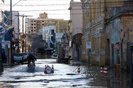 RIO GRANDE, RS, BRASIL, 09.05.2024: Água da Lagoa dos Patos volta a invadir a cidade de Rio Grande. Moradores retiram móveis de suas casas. Fotos: Duda Fortes/Agência RBS<!-- NICAID(15760058) -->