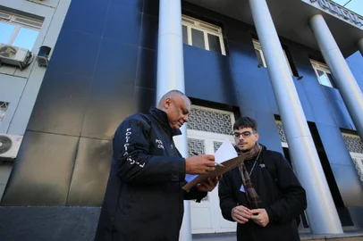 PORTO ALEGRE, RS, BRASIL, 08/08/2023-Paralização dos policiais. Na foto, presidente do sindicato, recebe informação da ilegalidade da greve.  Foto: Ronaldo Bernardi / Agencia RBS<!-- NICAID(15504133) -->