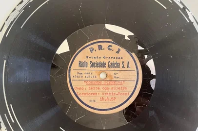 Disco de acetato com reportagem da Rádio Gaúcha em 1952 no programa Comando Pioneira<!-- NICAID(15711878) -->