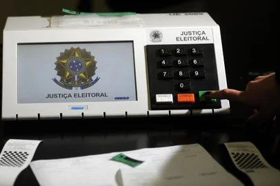 CAXIAS DO SUL, RS, BRASIL, 12/09/2018 - Edson Borowski, chefe de cartório da 169ª Zona Eleitoral, explica como funciona a urna eletrônica. (Marcelo Casagrande/Agência RBS)<!-- NICAID(13737140) -->