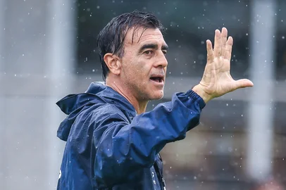 RS - FUTEBOL/ TREINO GREMIO 2025 - ESPORTES - Jogadores do Gremio realizam treino tÃ©cnico durante a manha desta quinta-feira, no CT Luiz Carvalho, na preparaÃ§Ã£o para a partida valida pelo Campeonato Gacuho 2025. Na foto, Gustavo Quinteros. FOTO: LUCAS UEBEL/GREMIO FBPA<!-- NICAID(15976119) -->