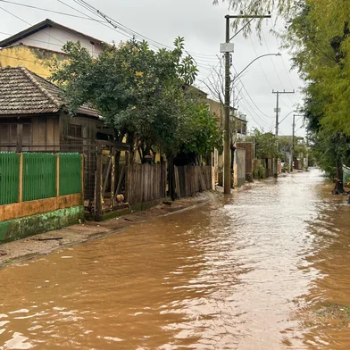 Moradores da Regiçao das Ilhas, em Porto Alegre, começam a deixar suas casas nesta quinta-feira (19), em razão de alagamentos provocados pela chuva. Não há orientação oficial para evacuação mas a ação é preventiva e espontânea.<!-- NICAID(16063639) -->