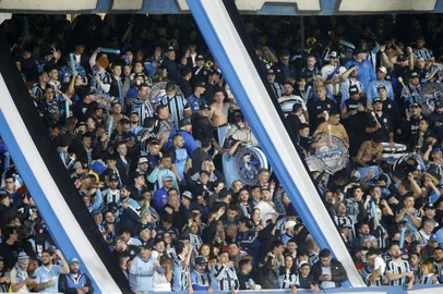 CORRECTION / Fans of Gremio cheer for their team during the Copa Libertadores group stage second leg football match between Brazil's Gremio and Bolivia's The Strongest at the Couto Pereira stadium in Curitiba, Brazil, on May 29, 2024. (Photo by Albari Rosa / AFP) / The erroneous mentions appearing in the metadata of this photos 34UB9WG and 34UB9WE  by Albari ROSA have been modified in AFP systems in the following manner: [FBL / LIBERTADORES / GREMIO / STRONGEST / FANS - Fans of Gremio cheer for their team during the Copa Libertadores group stage second leg football match between Brazil's Gremio and Bolivia's The Strongest at the Couto Pereira stadium in Curitiba, Brazil, on May 29, 2024.] instead of [FBL / EUR / C4 / OLYMPIAKOS / FIORENTINA - Olympiakos' Moroccan striker #09 Ayoub el-Kaabi (C) and Olympiakos' players celebrate with the trophy after winning the UEFA Europa Conference League final football match between Olympiakos and Fiorentina at the AEK Arena in Athens on May 29, 2024.]<!-- NICAID(15782473) -->