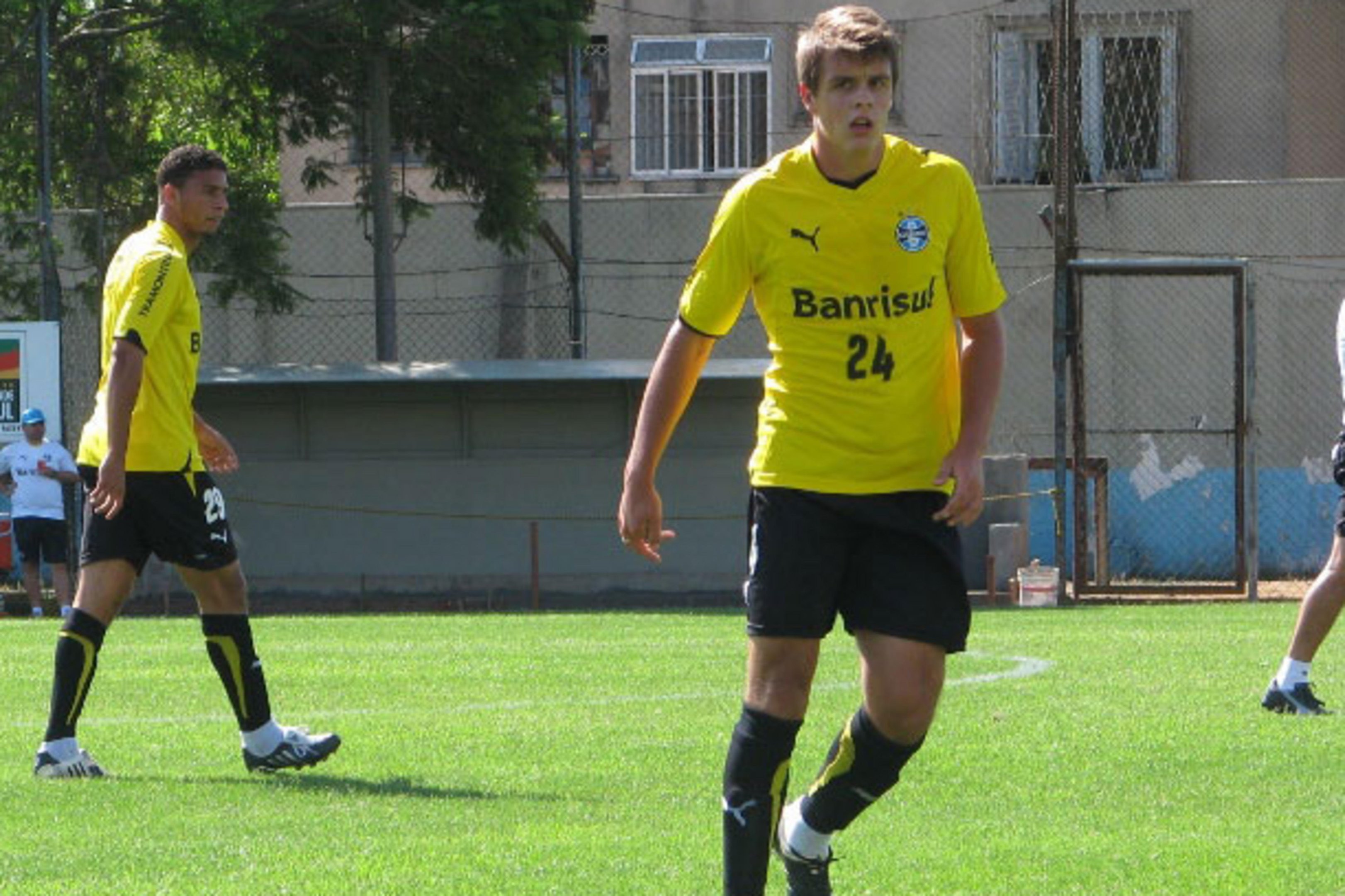 "&Eacute; muito dif&iacute;cil ser jogador de futebol": promessa e ex-capit&atilde;o da base no Gr&ecirc;mio lembra carreira nos gramados