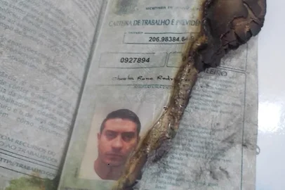 Advogado mostra documentos do preso Charles Salinas, que segundo testemunhas, foram queimados pelos PMs que o prenderam
