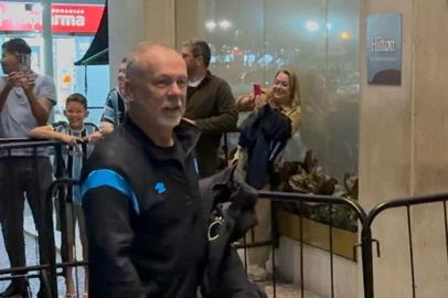 RIO DE JANEIRO, RJ - 01/08/25 - Técnico do Grêmio, Mano Menezes, na chegada ao RJ, onde o Tricolor enfrenta o Fluminense