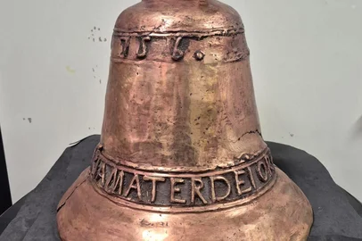 Um sino missioneiro em bronze, datado de 1756, será exposto ao público na Escola de Humanidades da Pontifícia Universidade Católica do Rio Grande do Sul (PUCRS). Em outubro de 2024, o sino foi retirado da Praça Coronel Manoel Viana, no centro histórico de São Francisco de Assis, e conduzido até o Laboratório de Arqueologia da PUCRS, onde foi submetido a processo de restauro pelo coordenador do projeto Arte Sacra-Jesuítico-Guarani da PUCRS, Edison Hüttner.<!-- NICAID(16155698) -->