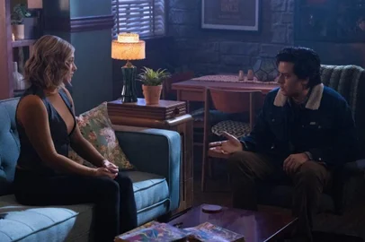Imagem do episódio 14 da sexta temporada de Riverdale, exibido em 15 de maio. Com os atores Lili Reinhart (Betty Cooper) e Cole Sprouse (Jughead Jones).<!-- NICAID(15102704) -->
