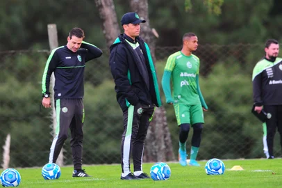 Descrição: CAXIAS DO SUL, RS, BRASIL, 30/05/2023. Treino do Juventude no Centro de Formação de Atletas e Cidadãos (Cfac) - o Ju está disputando a série B do Campeonato Brasileiro. Na foto, técnico do Juventude, Thiago Carpini. (Porthus Junior/Agência RBS)       <!-- NICAID(15442689) -->