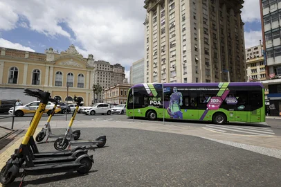 PORTO ALEGRE, RS, BRASIL, 26-11-2025: Ônibus elétrico da linha E703 - Vila Farrapos durante o itinerário pela capital. Como cidades podem estimular a sustentabilidade no transporte. Foto: Mateus Bruxel/Agência RBSIndexador: MATEUS BRUXEL<!-- NICAID(16174880) -->