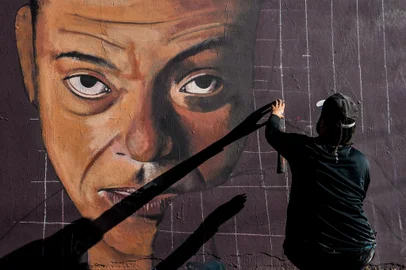 CAXIAS DO SUL, RS, BRASIL, 16/09/2023. Grupo de grafiteiros colore muro de colégio no Bairro Santa Catarina, em Caxias do Sul. (Neimar De Cesero/Agência RBS)Indexador: NEIMAR DE CESERO<!-- NICAID(15542886) -->