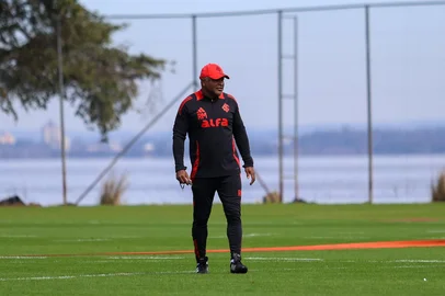 PORTO ALEGRE, RS, BRASIL, 26-08-2025: Roger Machado em treino pelo SC Internacional. Foto: Ricardo Duarte/SC Internacional/Divulgação<!-- NICAID(16110466) -->
