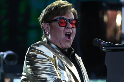 775967125British legendary singer Elton John performs on the Pyramid Stage on day 5 of the Glastonbury festival in the village of Pilton in Somerset, southwest England, on June 25, 2023. Elton John closes out Britain's legendary Glastonbury Festival on Sunday in what has been billed as his final UK performance. The 76-year-old pop superstar is winding down a glittering live career with a global farewell tour, having played his last concerts in the United States in May ahead of a final gig in Stockholm on July 8. (Photo by Oli SCARFF / AFP)Editoria: ACELocal: PiltonIndexador: OLI SCARFFSecao: musicFonte: AFPFotógrafo: STF<!-- NICAID(15466118) -->