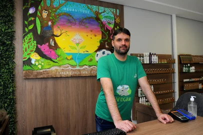 CAXIAS DO SUL, RS, BRASIL, 23/09/2021 - Ismael Toigo é dono da loja Tchê Vegano. fotos para matéria sobre a expansão do mercado vegano na Serra. Ele se mudou neste ano para um endereço maior e sua loja é referência regional para veganos e vegetarianos. (Marcelo Casagrande/Agência RBS)<!-- NICAID(14897269) -->