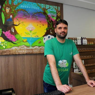 CAXIAS DO SUL, RS, BRASIL, 23/09/2021 - Ismael Toigo é dono da loja Tchê Vegano. fotos para matéria sobre a expansão do mercado vegano na Serra. Ele se mudou neste ano para um endereço maior e sua loja é referência regional para veganos e vegetarianos. (Marcelo Casagrande/Agência RBS)<!-- NICAID(14897269) -->