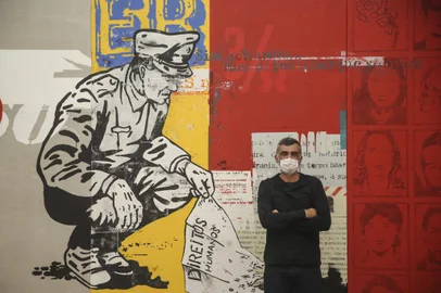 PORTO ALEGRE, RS, BRASIL - 2021.08.05 - No sábado, a Fundação Iberê Camargo abre uma nova exposição no quarto andar do museu, "Reconstrução". São doze obras de sua mais recente produção, aliando trabalhos de grandes formatos com outras menores, que tem como foco principal a pintura, oriunda da arte urbana, com o frescor de novas técnicas para uma linguagem artística tão consagrada. Na imagem, Daniel Melim. (FOTO: André Ávila/ Agência RBS)Indexador: Andre Avila<!-- NICAID(14854676) -->