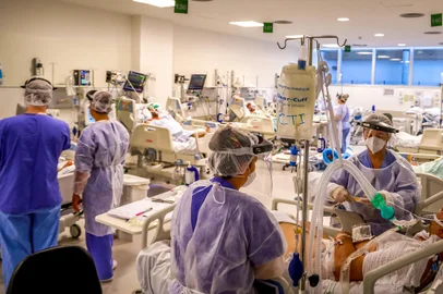 Terça-feira, 2 de março de 2021. No Centro de Tratamento Intensivo (CTI) do Hospital de Clínicas de Porto Alegre, médicos, enfermeiros, técnicos de enfermagem, fisioterapeutas e outros profissionais - inclusive realocados emergencialmente de outras áreas e especialidades - desdobram-se para dar conta do atendimento aos pacientes graves de covid-19. A capacidade é de 105 leitos, mas há 122 doentes críticos em atendimento, acomodados em leitos extras instalados no próprio CTI e também na Emergência, o que representa uma ocupação de 116%.Enquanto isso, nos 76 leitos de enfermaria do Clínicas, destinados aos pacientes menos graves, há 37 em suporte ventilatório, que deveriam estar em uma unidade de tratamento intensivo.Indexador: SILVIO AVILA<!-- NICAID(14726280) -->