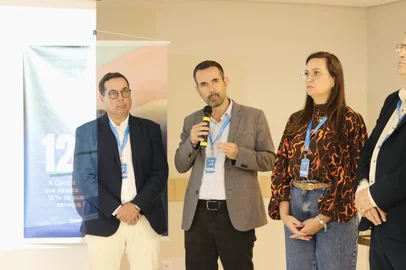 Em meio ao cenário de sobrecarga na rede hospitalar da Região Metropolitana, as secretarias de saúde de prefeituras do Rio Grande do Sul reivindicam o aporte de mais recursos estaduais para o setor. Nesta segunda-feira, o Conselho de Secretarias Municipais de Saúde do Rio Grande do Sul (Cosems/RS), lançou nesta uma campanha intitulada “12% para cuidar de ti”.
