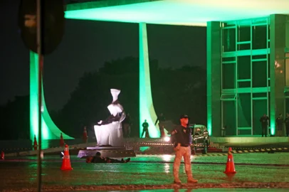 Explosões fazem uma vítima na Praça dos Três Poderes; corpo permance no localSP - EXPLOSÕES/STF/MORTE - POLÍTICA - Ao fundo, o corpo de um homem é visto perto do prédio do Supremo Tribunal Federal (STF) após pelo menos duas   explosões ocorreram na Praça dos Três Poderes por volta das 19h30 desta quarta-feira, 13, em Brasília. O estrondo   forte foi ouvido no Palácio do Planalto e prédios próximos, como Congresso Nacional, com muita fumaça. O local foi   isolado.   13/11/2024 - Foto: WILTON JUNIOR/ESTADÃO CONTEÚDOEditoria: POLÍTICALocal: SÃO PAULOIndexador: WILTON JUNIORFotógrafo: ESTADÃO CONTEÚDO<!-- NICAID(15913437) -->