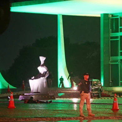Explosões fazem uma vítima na Praça dos Três Poderes; corpo permance no localSP - EXPLOSÕES/STF/MORTE - POLÍTICA - Ao fundo, o corpo de um homem é visto perto do prédio do Supremo Tribunal Federal (STF) após pelo menos duas   explosões ocorreram na Praça dos Três Poderes por volta das 19h30 desta quarta-feira, 13, em Brasília. O estrondo   forte foi ouvido no Palácio do Planalto e prédios próximos, como Congresso Nacional, com muita fumaça. O local foi   isolado.   13/11/2024 - Foto: WILTON JUNIOR/ESTADÃO CONTEÚDOEditoria: POLÍTICALocal: SÃO PAULOIndexador: WILTON JUNIORFotógrafo: ESTADÃO CONTEÚDO<!-- NICAID(15913437) -->