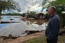 Água recua, mas nível na região das ilhas permanece elevado e impede início de limpeza em residências menos afetadasNa foto, Ricardo Sauer, 54 anos<!-- NICAID(15779730) -->