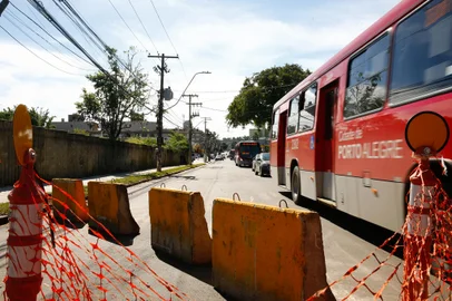 PORTO ALEGRE, RS - 08/05/2023 - Com avanço nas obras da av. Tronco, avenida Carlos Barbosa tem trânsito liberado no sentido centro-bairro entre as ruas Foseca Ramos e Niterói. FOTO: Jonathan Heckler / Agência RBS<!-- NICAID(15422689) -->