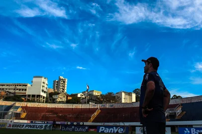 Caxias realiza treinamento antes de enfrentar o Grêmio, no estádio Centenário.NA FOTO: Técnico Rafael Lacerda.<!-- NICAID(14759023) -->